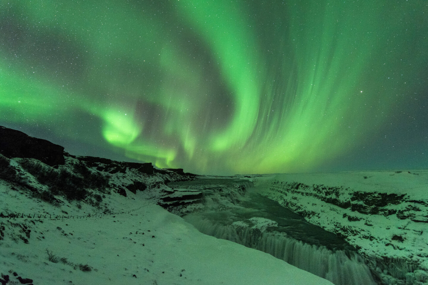 Geomagnetic storm slams into Earth, triggering vivid Northern Lights display