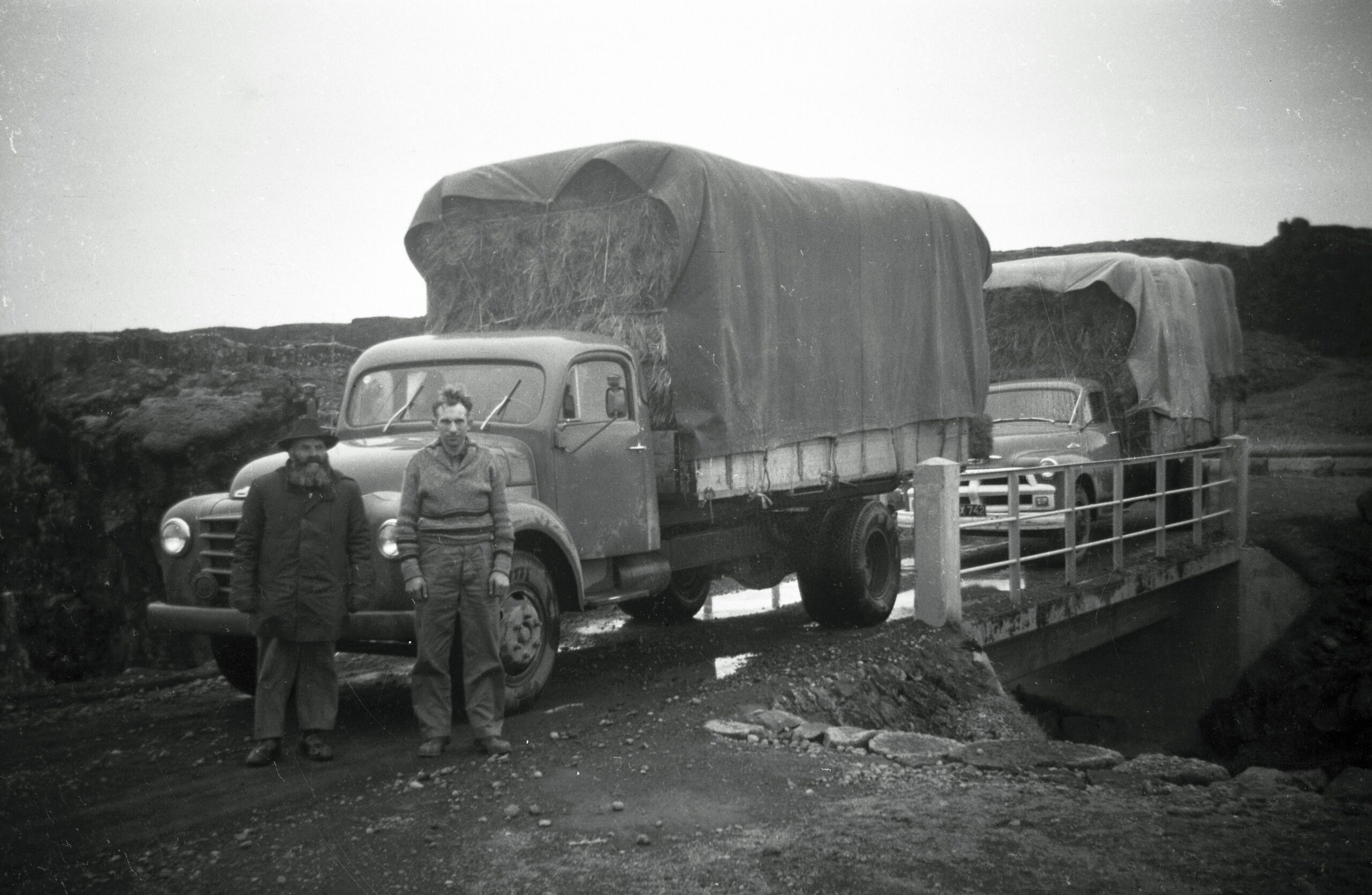 The 1947 hay transport at Peningagjá, Þingvellir — loaded hay trucks at the bridge over the fissure. Family archive photograph.